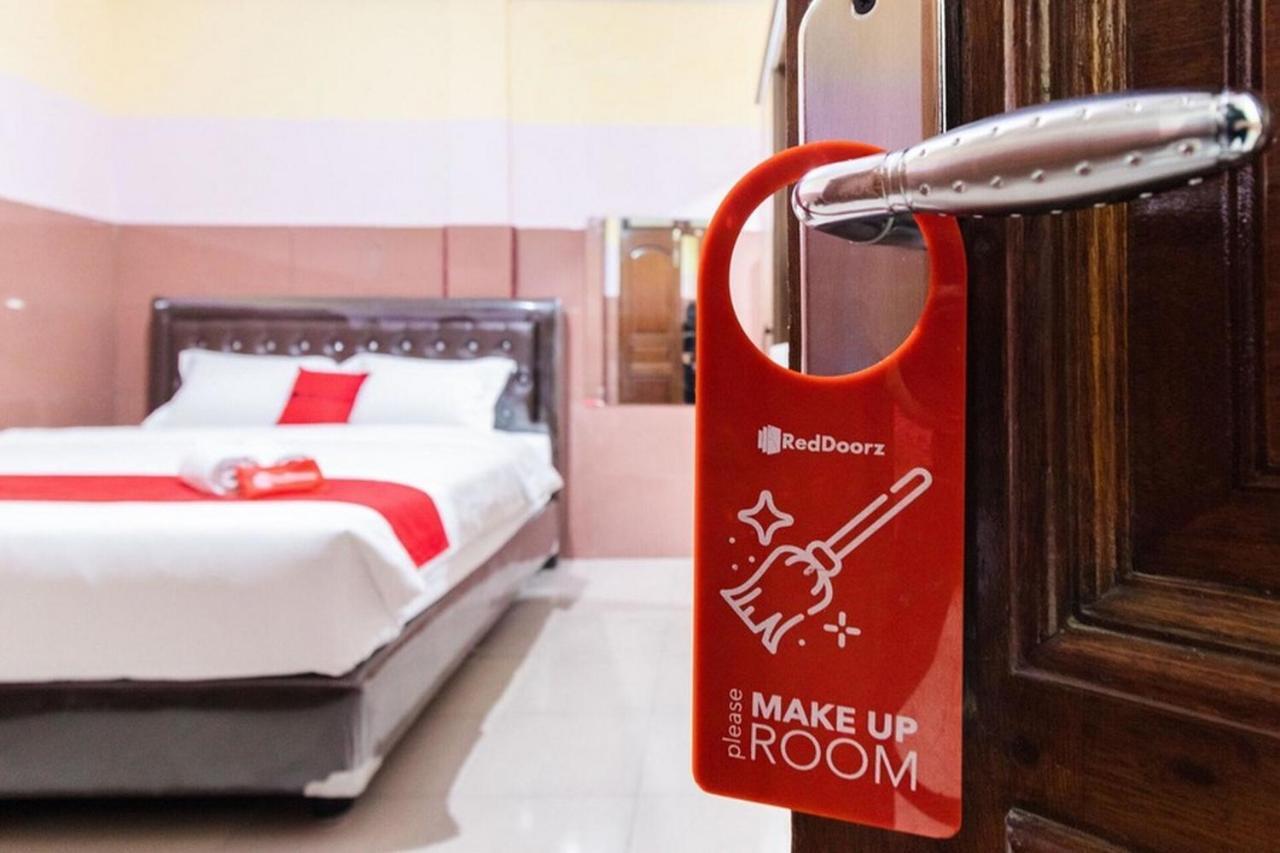 Reddoorz Plus @ Jalan Gatot Subroto Medan Sunggal Экстерьер фото