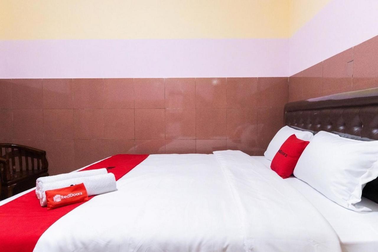 Reddoorz Plus @ Jalan Gatot Subroto Medan Sunggal Экстерьер фото